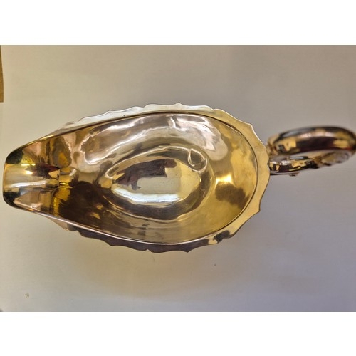 78 - English Sterling silver sauce or gravy boat Birm 1968 and a sterling silver ladle Birm 1969 - 166 gr... 