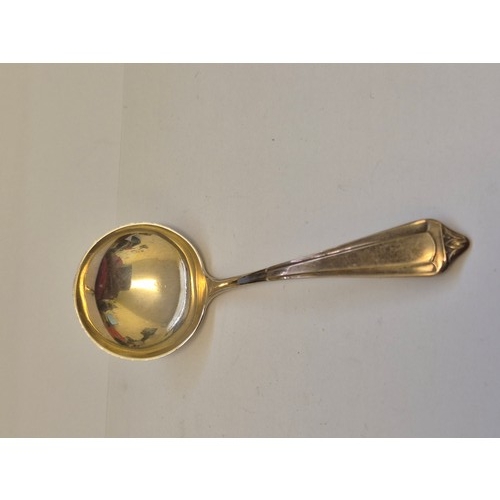 78 - English Sterling silver sauce or gravy boat Birm 1968 and a sterling silver ladle Birm 1969 - 166 gr... 