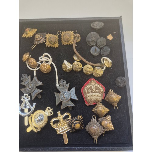 80 - Group of militaria WW1  & WW2 badges and buttons including Officer's Pips, 2 Buckinghamshire Battali... 