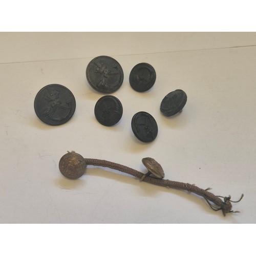 80 - Group of militaria WW1  & WW2 badges and buttons including Officer's Pips, 2 Buckinghamshire Battali... 