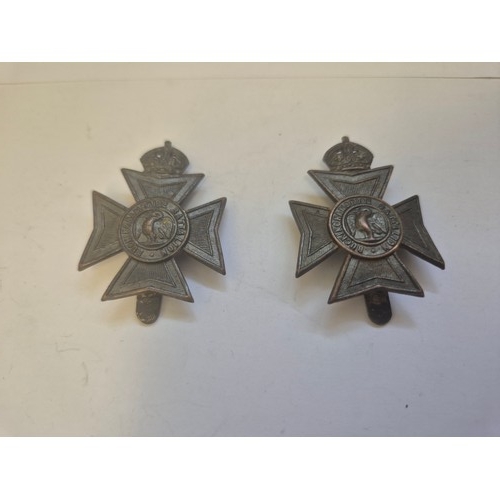 80 - Group of militaria WW1  & WW2 badges and buttons including Officer's Pips, 2 Buckinghamshire Battali... 