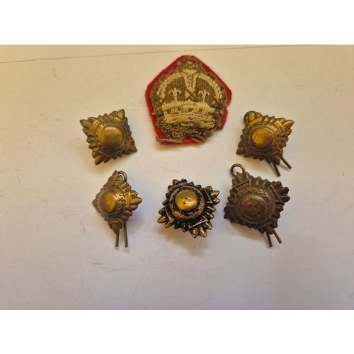 80 - Group of militaria WW1  & WW2 badges and buttons including Officer's Pips, 2 Buckinghamshire Battali... 