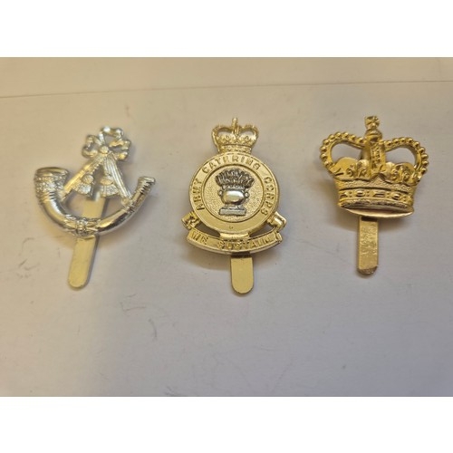 80 - Group of militaria WW1  & WW2 badges and buttons including Officer's Pips, 2 Buckinghamshire Battali... 