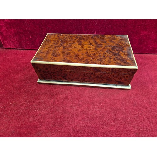96 - A high quality vintage burr yew wood card box with bone edging. Two section veneered interior with p... 