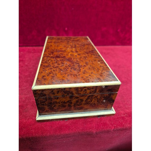 96 - A high quality vintage burr yew wood card box with bone edging. Two section veneered interior with p... 