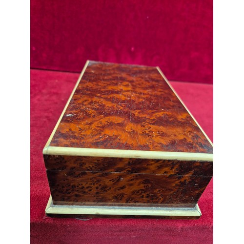 96 - A high quality vintage burr yew wood card box with bone edging. Two section veneered interior with p... 