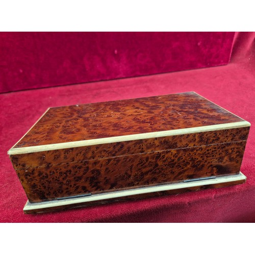 96 - A high quality vintage burr yew wood card box with bone edging. Two section veneered interior with p... 