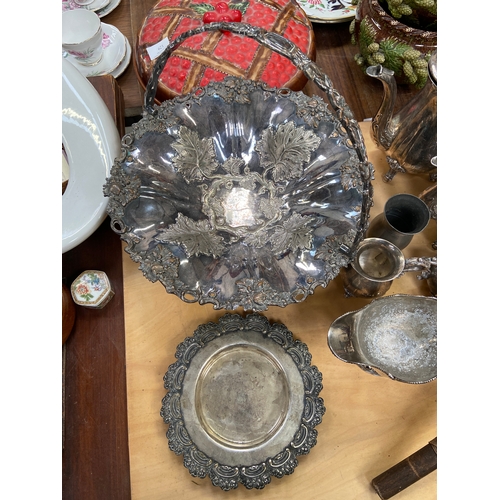 158A - Lot of silver plated items, including Walker & Hall fruit basket, wine coaster, gravy boat, creamer,... 