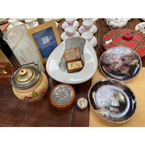 158 - Vintage job lot - a mixed collection of collectibles, including a Grimwades Perfection bed pan, hand... 