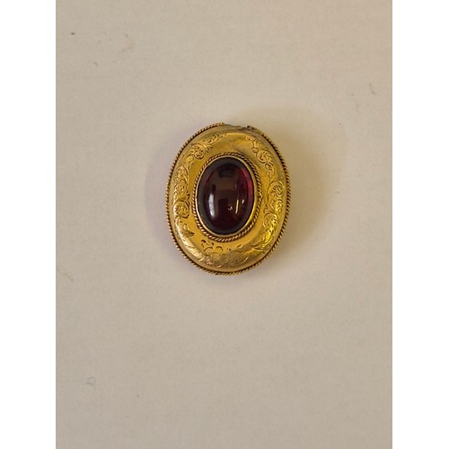 72A - A MOURNING PENDANT IN 14CT GOLD WITH RED STONE AND HAIR IN THE BACK WEIGHT 3.81GR TESTED ONLY NEEDS ... 