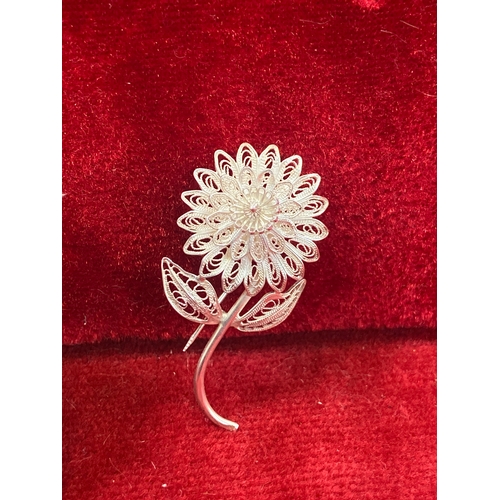 86A - Vintage brooches - 925 silver fine filigree wire flower brooch, marked 925 on the reverse of the ste... 