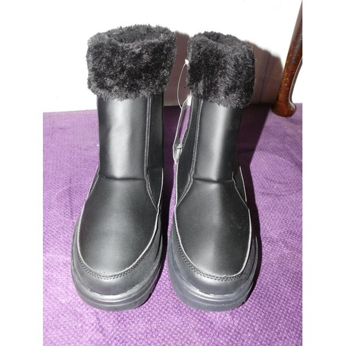 134 - PAIR OF NEW LADIES BLACK BOOTS WITH WALKING GRIP ON SOLE SIZE 5