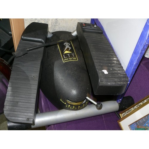 173B - MIXED LOT TO INCLUDE AN EXERCISE STEPPER, ADVERTISING GLASSES, GOLF BALLS PLUS MORE