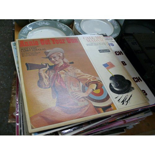195 - LARGE COLLECTION OF LP RECORDS TO INCLUDE FRANK SINATRA, TONY BENNETT, BLACK & WHITE MINSTRELS PLUS ... 
