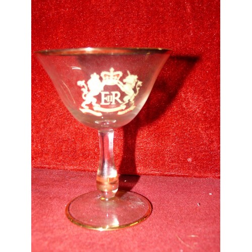 218 - Set of 6 commemorative cocktail glasses, decorated with gold bands and the royal cypher for Queen El... 