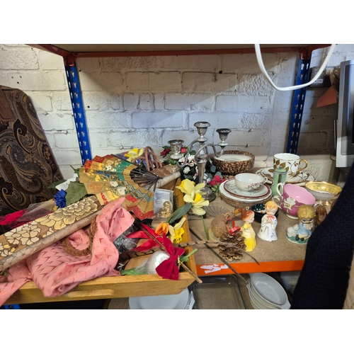 504 - SHELF OF DECORATIVE ITEMS