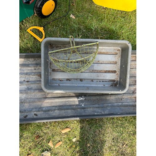 401 - ‘Move n Groove’ garden tool box trolley seat, a lawn seed / fertiliser spreader by evergreen, plasti... 