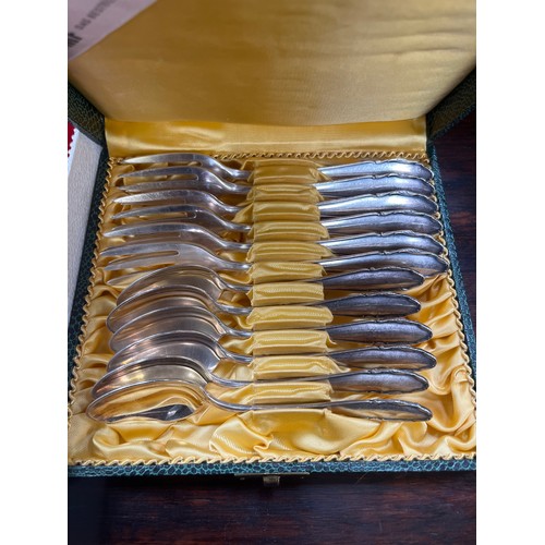 63 - Silver plated cutlery - German W.M.F. 90 flatware canteen of cutlery to serve 6, with knives, forks,... 