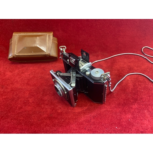 49 - Kodak Bantam Folding Camera with 47mm f4.5 Anastigmat Special lens. Complete with original brown lea... 