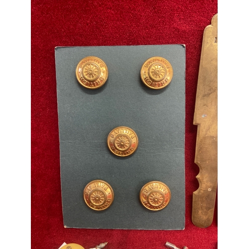 45 - Vintage British Railways brass buttons, polishing tool, enamel badge and associated bits and bobs, i... 