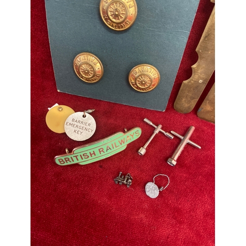 45 - Vintage British Railways brass buttons, polishing tool, enamel badge and associated bits and bobs, i... 
