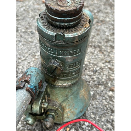 409 - A Clarke Strong Arm 2 Tonne trolley jack, a vintage Eversure 902 Hydraulic Jack and a GP4 Battery Ch... 