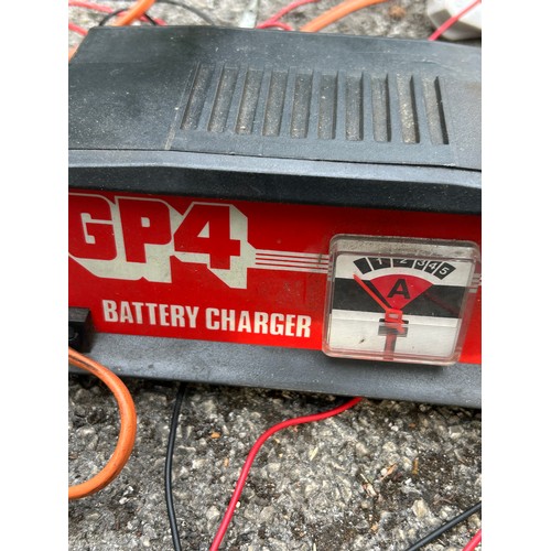 409 - A Clarke Strong Arm 2 Tonne trolley jack, a vintage Eversure 902 Hydraulic Jack and a GP4 Battery Ch... 