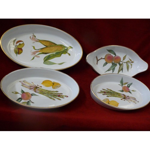 172 - Large collection of Royal Worcester Evesham china to include a tureen, oven dishes, ramekins, servin... 