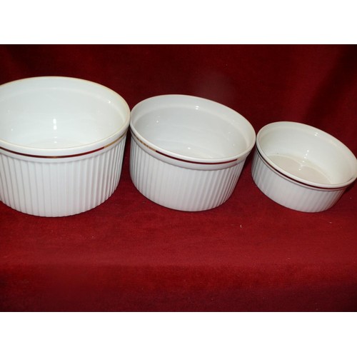 172 - Large collection of Royal Worcester Evesham china to include a tureen, oven dishes, ramekins, servin... 