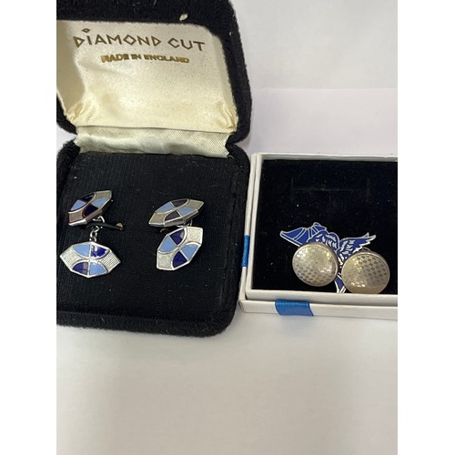 50 - Tray of costume jewellery rings and earrings