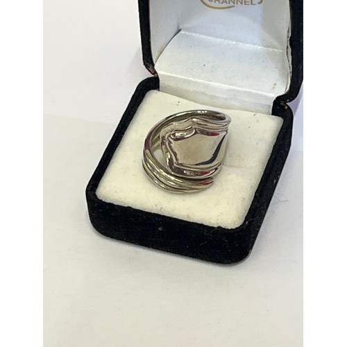 50 - Tray of costume jewellery rings and earrings