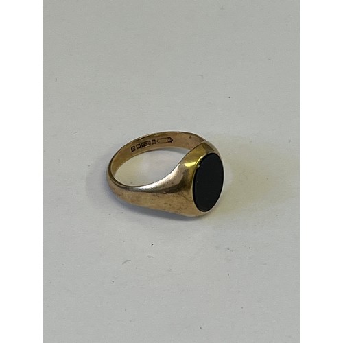 17 - A LOVELY 9CT GOLD AND JET SIGNET RING SIZE P 1/2 EIGHT 4.76 GR