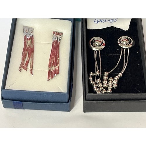 56 - 2 Pairs of 925 silver earrings and a ring in the style of Tiffany & Co