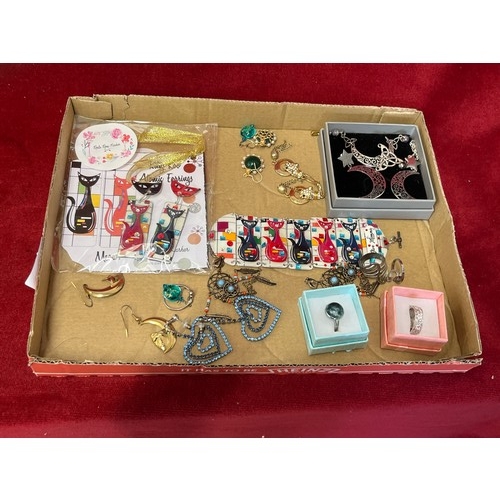 59 - 2 Trays of nice costume jewellery