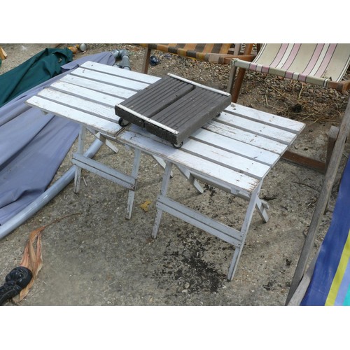 395 - 4 folding deckchairs, 2 folding tables and a plant pot mover