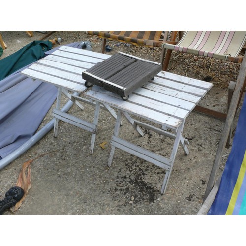 395 - 4 folding deckchairs, 2 folding tables and a plant pot mover