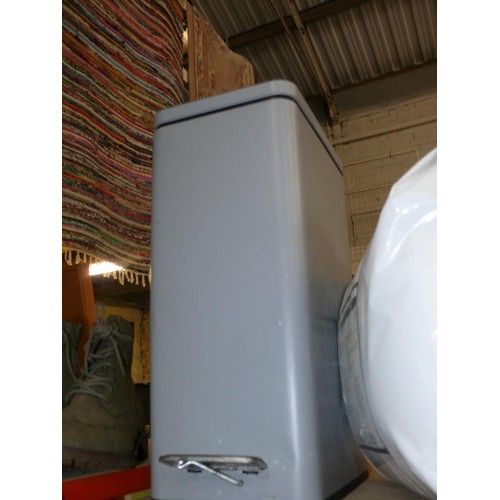 311 - New single duvet, 3 table lamps and a pedal bin