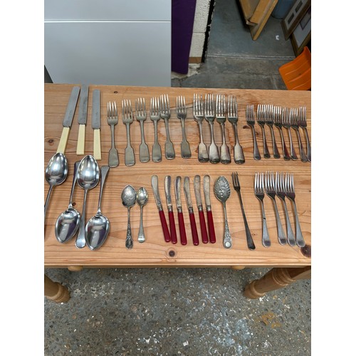 9 - Box of Vintage cutlery including a set of 6 butter knives with silver collar & red Bakelite handles,... 