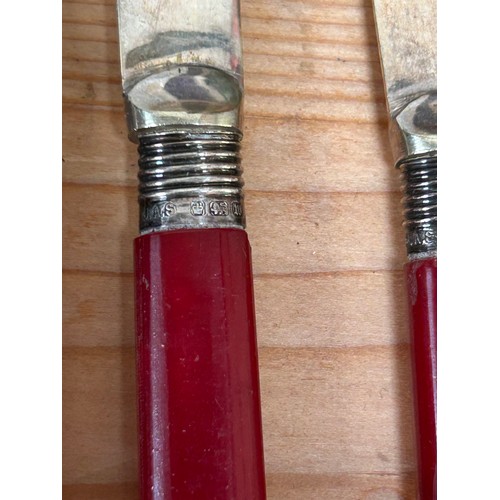 9 - Box of Vintage cutlery including a set of 6 butter knives with silver collar & red Bakelite handles,... 