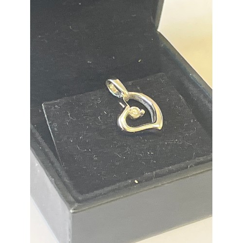 29 - AN 18CT WHITE GOLD AND DIAMOND PENDANT HEART SHAPE WEIGHT 1.92GR