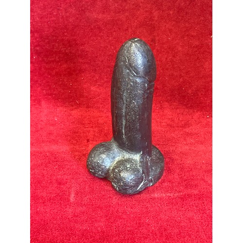 5 - A SOLID BRONZE TOTEM PHALLIC SYMBOL - POSSIBLY JAPANESE EROTICA.