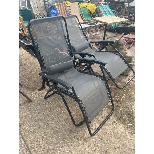 389 - Pair of nice folding garden recliners in black
