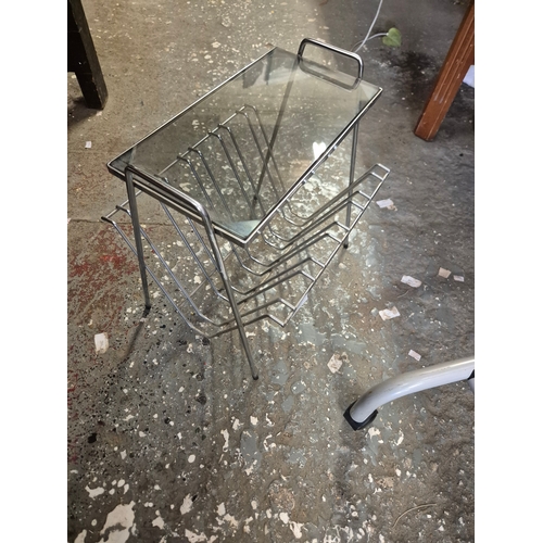 343 - Retro metal magazine rack with vintage Zoom magazines