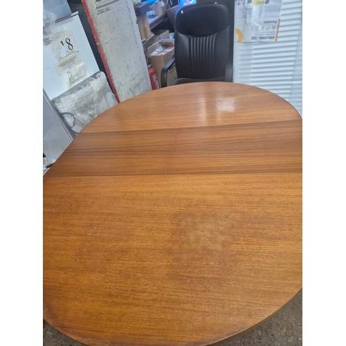 372 - Large dining table with extending leaf