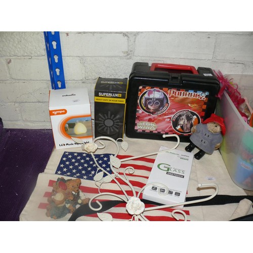 160 - Mixed lot to include ornate wall hooks, American flag bag, Star Wars lunchbox, heavy duty timer, Zum... 