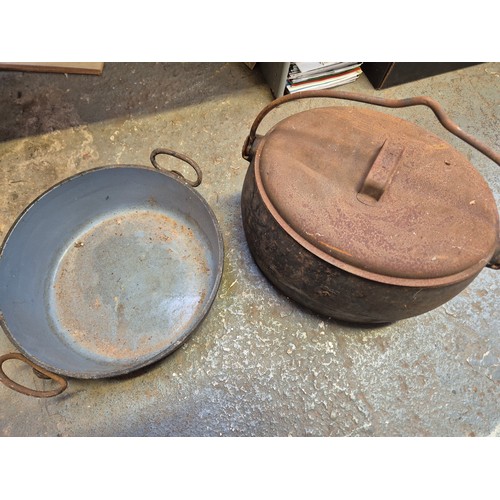 Large WW2 British issue cast iron cooking pot/Dutch oven, made by ...