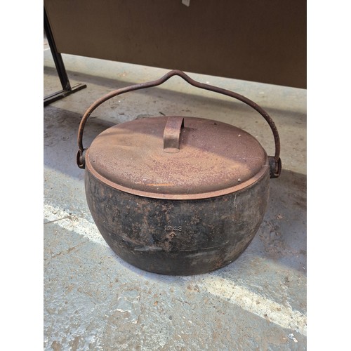 Large WW2 British issue cast iron cooking pot/Dutch oven, made by ...