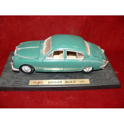 50 - MAISTO JAGUAR MARK II (1959) SCALE MODEL CAR ON PLINTH, TOGETHER WITH A BOXED MAJORETTE COLLECTION P... 