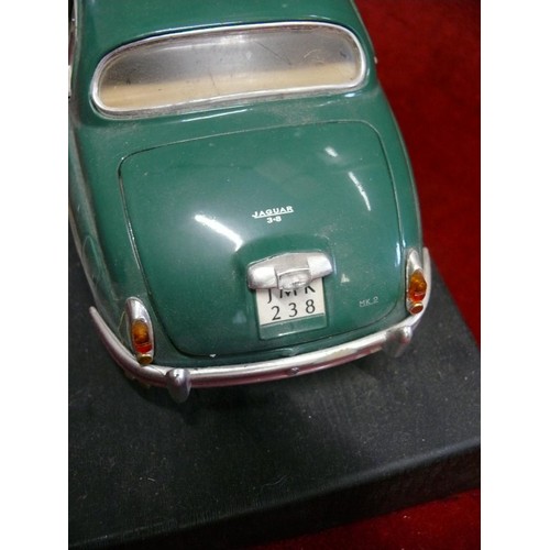 50 - MAISTO JAGUAR MARK II (1959) SCALE MODEL CAR ON PLINTH, TOGETHER WITH A BOXED MAJORETTE COLLECTION P... 