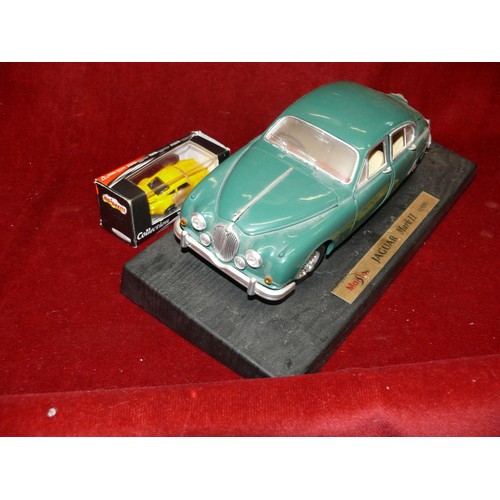 50 - MAISTO JAGUAR MARK II (1959) SCALE MODEL CAR ON PLINTH, TOGETHER WITH A BOXED MAJORETTE COLLECTION P... 